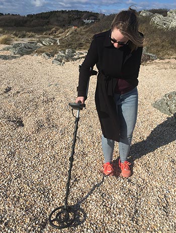 Ung kvinna metalldetekterar på strand - Inställningar På Metalldetektorn
